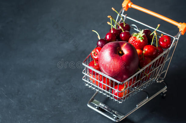 黑色超市购物车里的新鲜水果