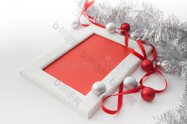 贺卡模板由白色框架和红色<strong>卡片</strong>与红色<strong>丝带</strong>，银和红色球和银锡片