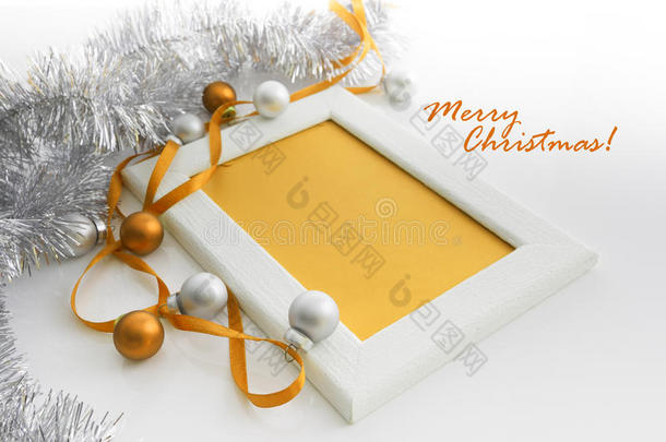 贺卡模板由白色框架和黄色卡片制成，带有黄色丝带、银和黄色球和银锡片