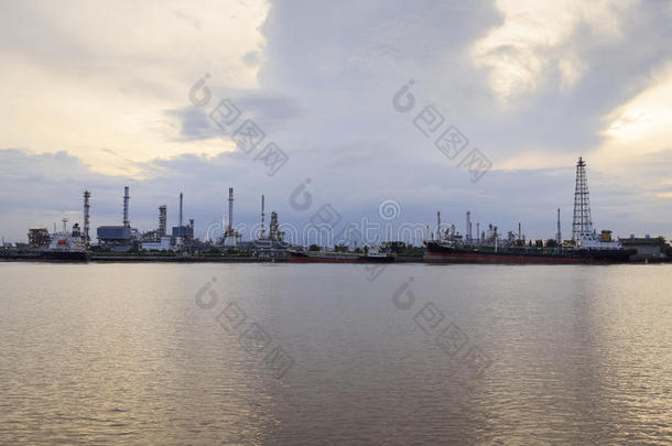 班恰克石油公司在湄南河旁的炼油厂
