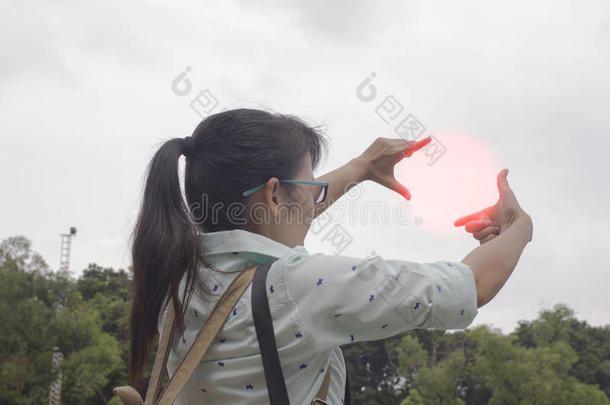 年轻女孩高兴而有灵感<strong>地摊</strong>开双手