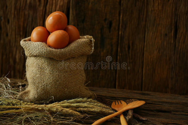 从农场木制背景上的新鲜鸡蛋，准备在厨房房间做饭，有机食品和清洁食品，以促进健康