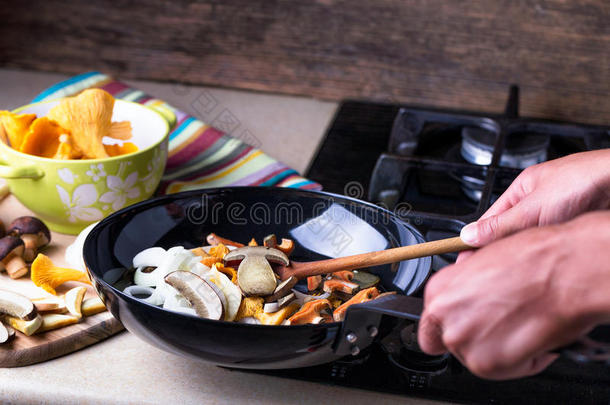 煎锅与牛肝菌，香菜和洋葱