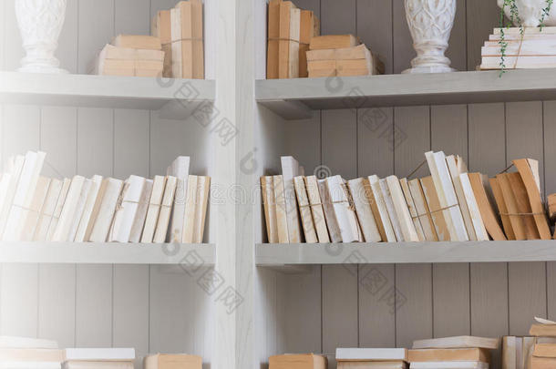 书架是白色的书，有木制的白色架子。