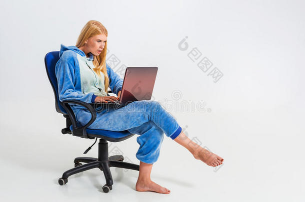 穿着睡衣拿着笔记本电脑的女孩