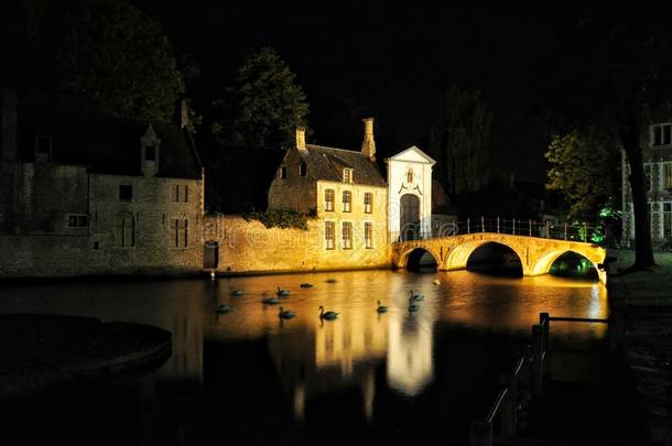 布鲁日夜景与运河和旧建筑，比利时
