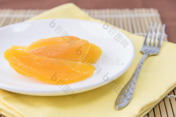 芒果干在白色盘子里