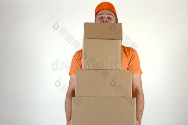 穿着橙色制服的<strong>快递</strong>员<strong>送</strong>了一堆包裹。 浅灰色的背面