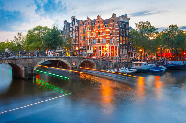 阿姆斯特丹运河和大桥夜景