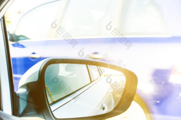 速度的概念。 汽车在路上行驶。 汽车镜子中的反射。再视镜反射。 模糊的背景。