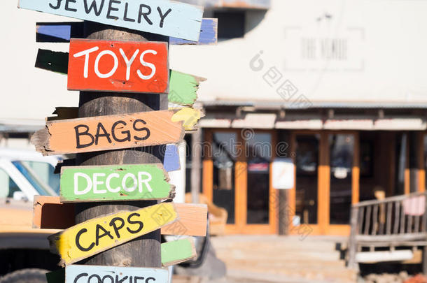 彩色木制标志纪念品商店出售玩具袋，帽子
