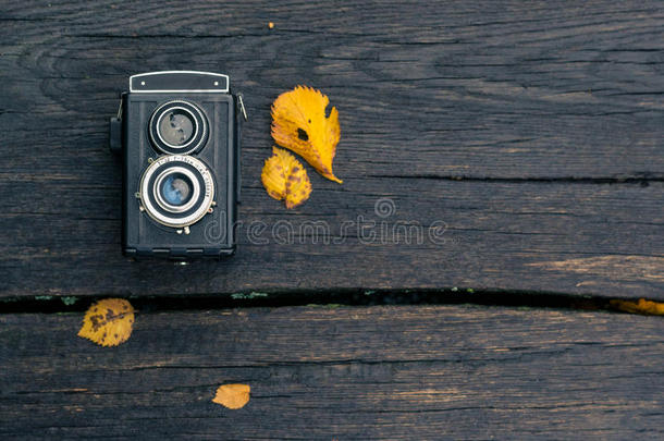 秋季音乐会，复古相机在自动背景