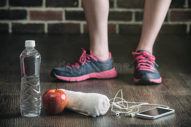 健身跑步运动设备，水手机音乐毛巾苹果