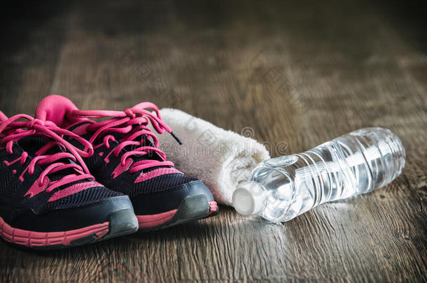 健身跑步运动器材，运动鞋水巾，健康