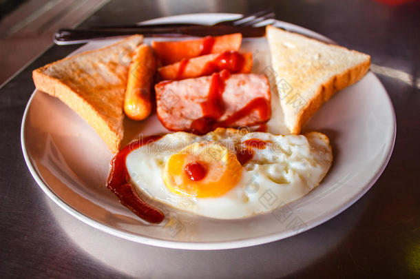 早餐有煎鸡蛋、火腿和香肠。