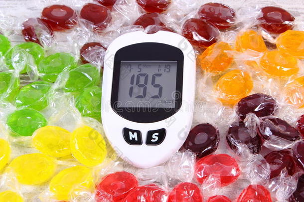 血糖仪和五颜六色的糖果，糖尿病，减少吃甜食