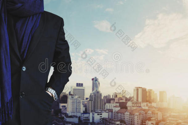 商人手拿口袋，穿着<strong>休闲西装</strong>，日出时可以看到曼谷的城市景色
