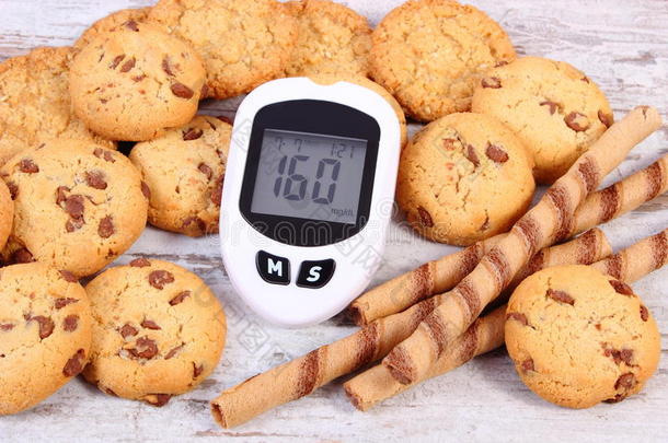 <strong>血糖</strong>仪和一大堆饼干，糖尿病，减少吃甜食