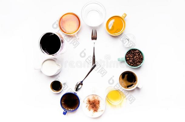 杯子里有液体，比如咖啡、牛奶、葡萄酒、酒精、果汁。 时钟由十二个杯子组成。 时间到了。 闹钟。