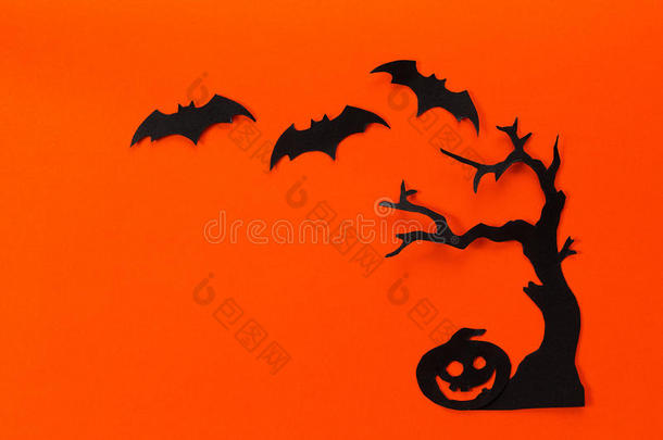 万圣节节日背景与树，南瓜和蝙蝠切割黑色和橙色的纸。