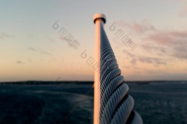 特写镜头：一艘驶往斯堪的纳维亚半岛的渡轮上的一根钢缆<strong>旗杆</strong>