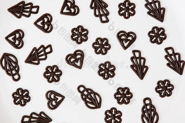 黑巧克力装饰在大盘子里，甜食