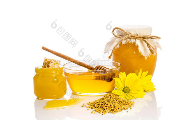 蜜蜂产品：蜂蜜，花粉，白色背景上的蜂窝