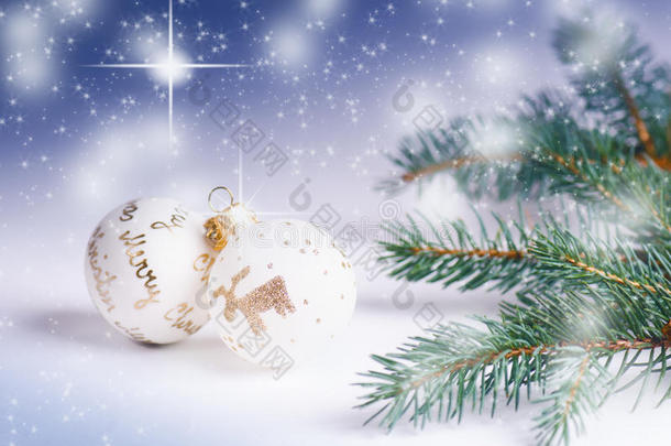 圣诞节背景，装饰和云杉树枝。 <strong>白色</strong>背景上的圣诞球。 柔和的焦点。 火花和<strong>气泡</strong>。 腹肌