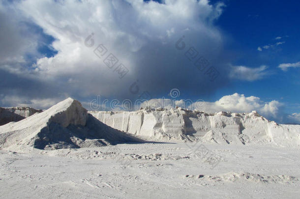 萨拉乌尤尼盐湖上的大盐堆