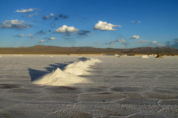 萨拉乌尤尼盐湖上的大盐堆