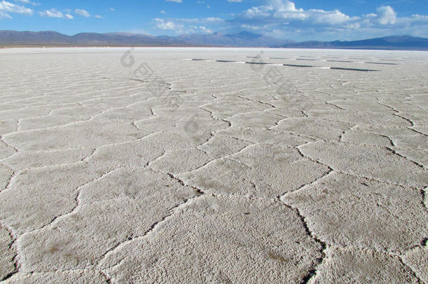 玻利维亚乌尤尼盐表面盐的对角线纹理