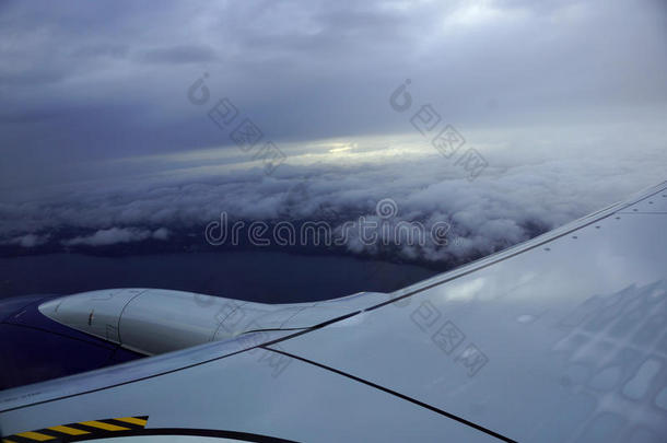 空中高高地从云层上方用翅膀拍摄