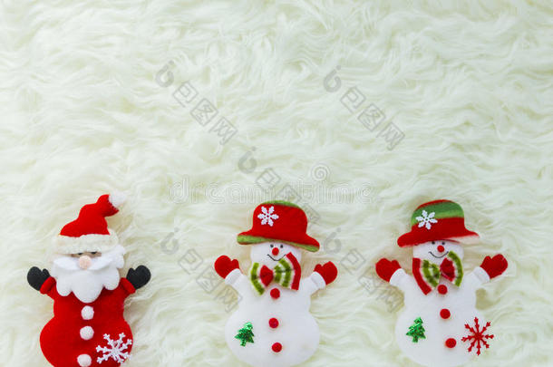 白色毛皮和彩灯上的圣诞饰品