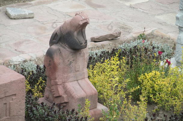 来自提瓦纳库考古遗址的古代雕像
