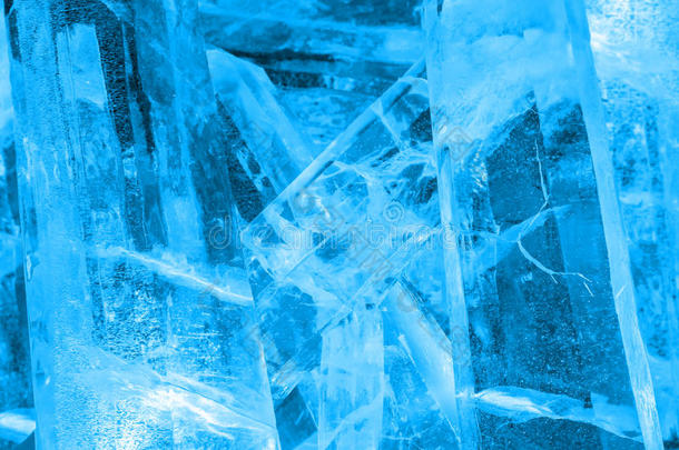 浅蓝色哈尔滨中国的巨型彩色冰晶