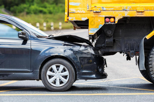 道路上的事故涉及黑色汽车和黄色卡车