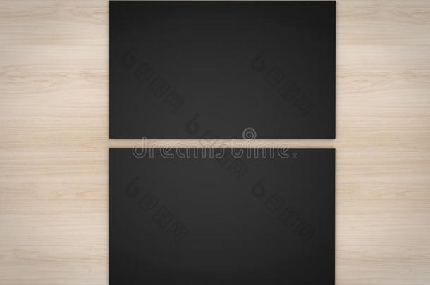 黑色名片正面和黑色的木制背景