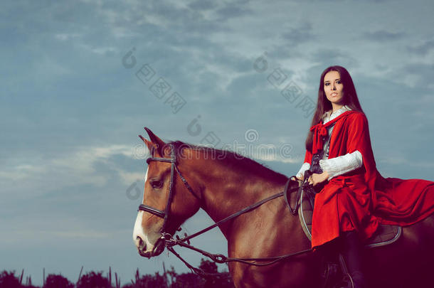 美丽的公主，披<strong>着</strong>红色的斗篷<strong>骑着马</strong>