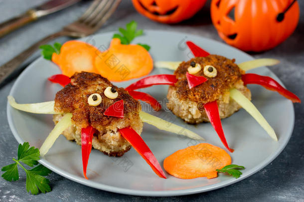 有创意的<strong>儿童食品</strong>想法-肉丸与彩色钟椒形状有趣的蜘蛛装饰南瓜片