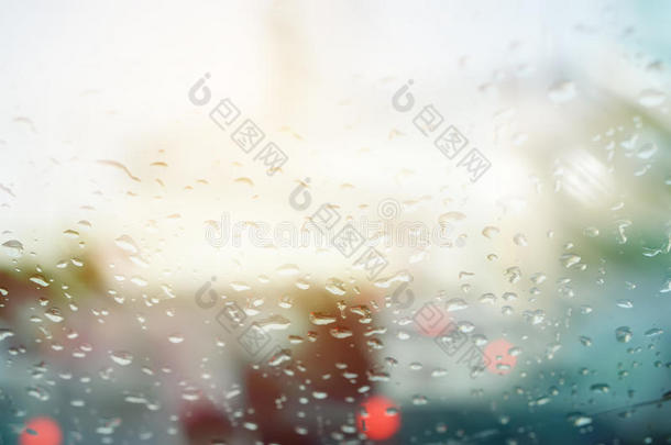交通堵塞和雨滴期间模糊城市景观的<strong>双重曝光</strong>