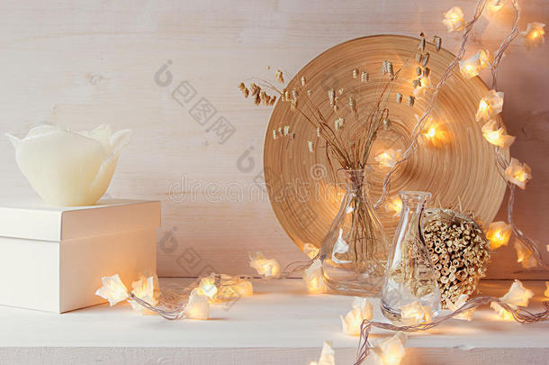 圣诞<strong>家居</strong>装饰，白色木制背景上有燃烧的<strong>灯</strong>。
