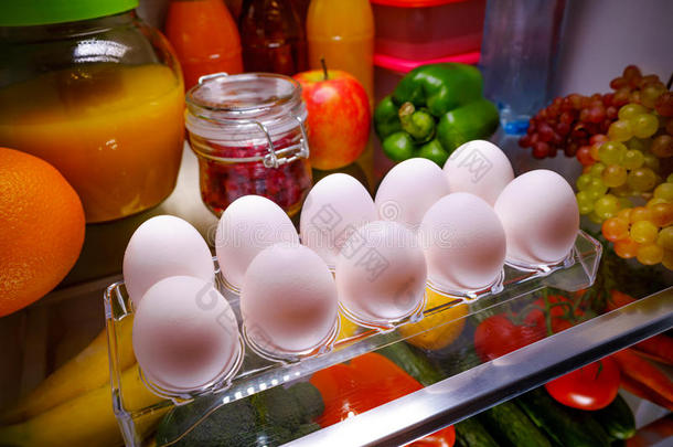 架子上的鸡蛋打开冰箱
