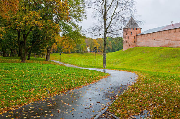 <strong>秋季</strong>建筑景观-诺夫哥罗德克里姆林宫堡垒塔在下雨的<strong>秋季</strong>天气在天鹅绒诺夫哥罗德，俄罗斯