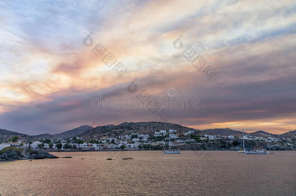 黎明的颜色在菲尼卡斯村在塞罗斯岛，克莱兹，希腊