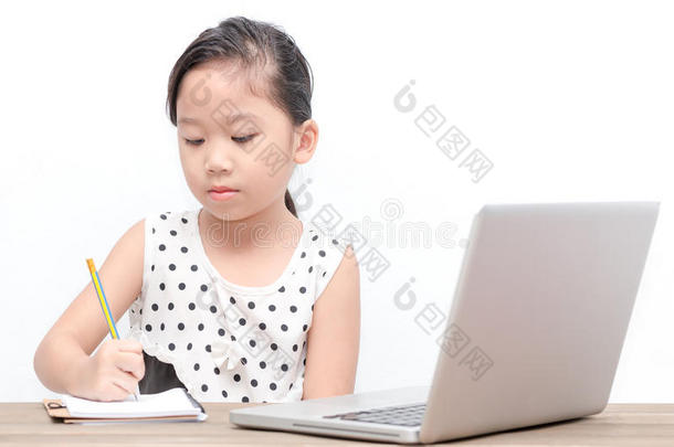 可爱的学生女孩用笔记本电脑<strong>写作业</strong>