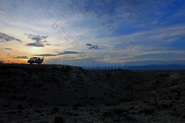 露营车在日落的塔塔科亚沙漠