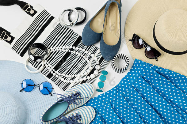黑色、白色和蓝色的时尚配饰-帽子服装、鞋子和袋子、手镯和眼镜。