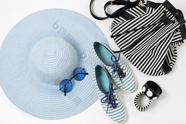 蓝色时尚<strong>配饰</strong>-帽子，鞋子和袋子，<strong>手镯</strong>和眼镜。