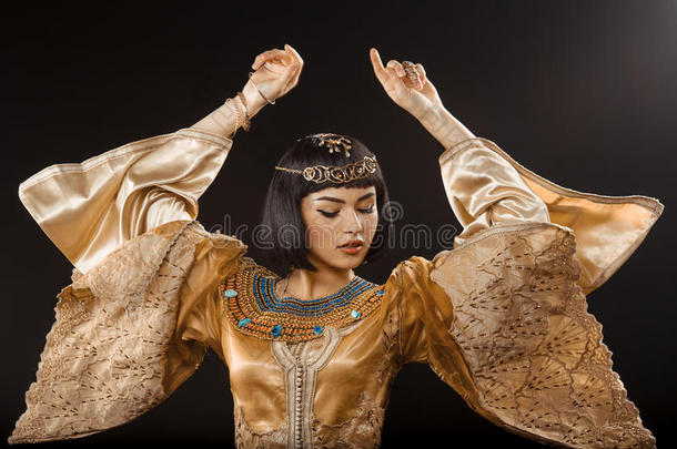 像埃及女王克利奥帕特拉克利奥帕特拉在黑色背景下<strong>跳舞</strong>