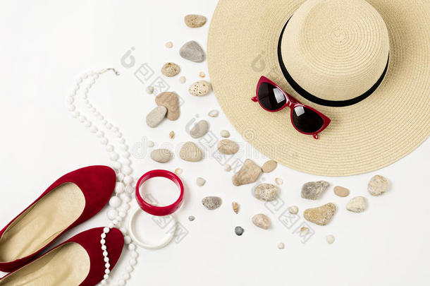 时尚配饰-帽子，太阳镜和手镯。 海洋概念海壳和海卵石。